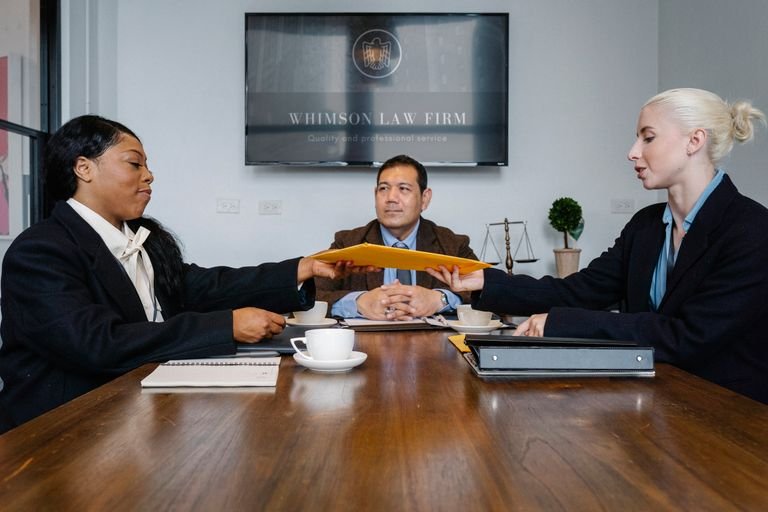 Navigating Borders: The Expertise of Immigration Lawyers at Herrera Law Firm 3 Navigating Borders: The Expertise of Immigration Lawyers at Herrera Law Firm
